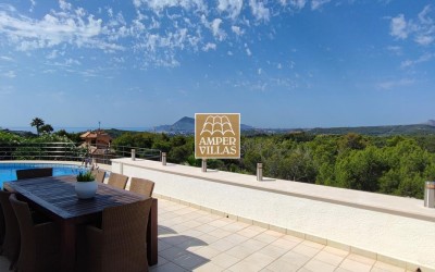Beautiful villa with panoramic views of the Bay of Altea and the mountains.